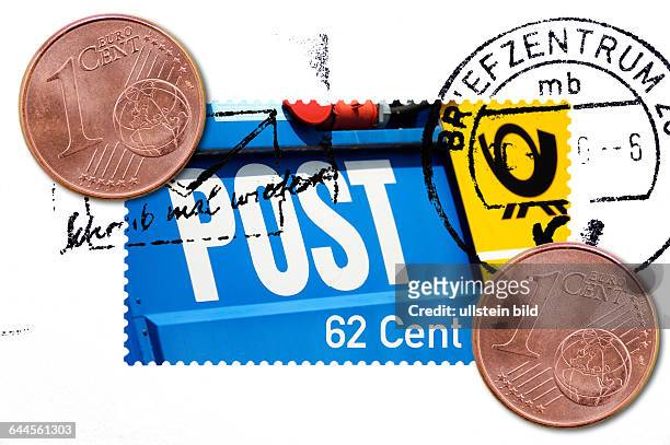 Briefmarke mit Post-Schriftzug, Centmünzen und 62 Cent-Aufschrift, Symbolfoto Portoerhöhung
