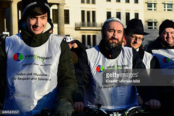 Gemeinsame Tandem-Fahrradtour von Imamen und Rabinern unter dem Motto JUDEN UND MUSLIME FÜR TOLERANZ UND RESPEKT in Berlin