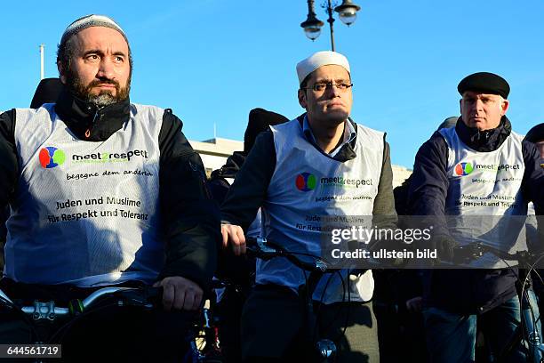 Gemeinsame Tandem-Fahrradtour von Imamen und Rabinern unter dem Motto JUDEN UND MUSLIME FÜR TOLERANZ UND RESPEKT in Berlin