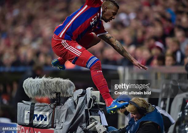 Jerome Boateng springt ueber eine Fernsehkamera waehrend dem UEFA Champions League 1/4 Finale Rueckspiel, FC Bayern Muenchen gegen Schachtar Donezk,...