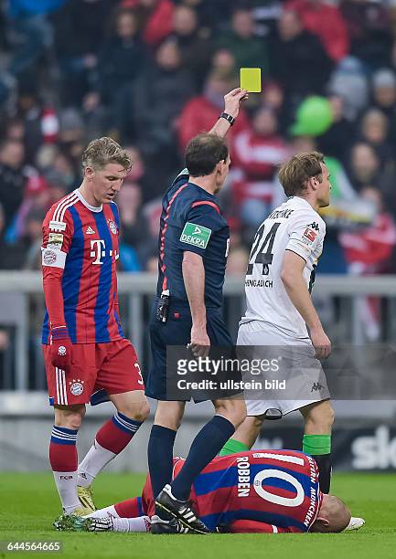Schiedsrichter Florian Meyer ziegt Tony Jantschke die Gelbe Karte nach dem Foul an Arjen Robben waehrend dem Fussball Bundesliga Spiel FC Bayern...