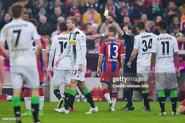 Schiedsrichter Florian Meyer zeigt Andre Hahn die Gelbe Karte waehrend dem Fussball Bundesliga Spiel FC Bayern Muenchen gegen Borussia...