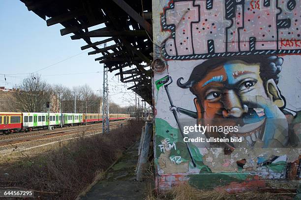 Deutschland, Berlin, , Bahnanlage am Thälmannpark, leeres, leerstehendes, teilweise ausgebranntes Gebäude , Graffiti, S-Bahnzug