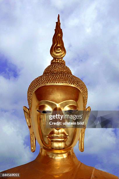 Goldener Buddha vor Wolkenhimmel