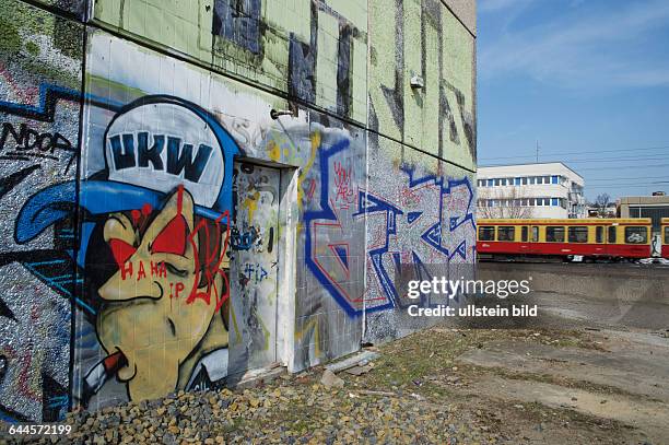 Deutschland, Berlin, , Bahnanlage am Thälmannpark, leeres, leerstehendes, teilweise ausgebranntes Gebäude , Graffiti, S-Bahnzug