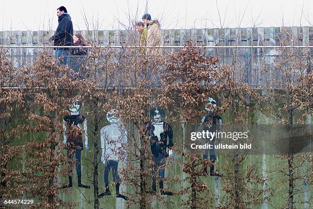 Deutschland, Berlin, , Graffiti an der Wand im Senkgarten des Mauerpark