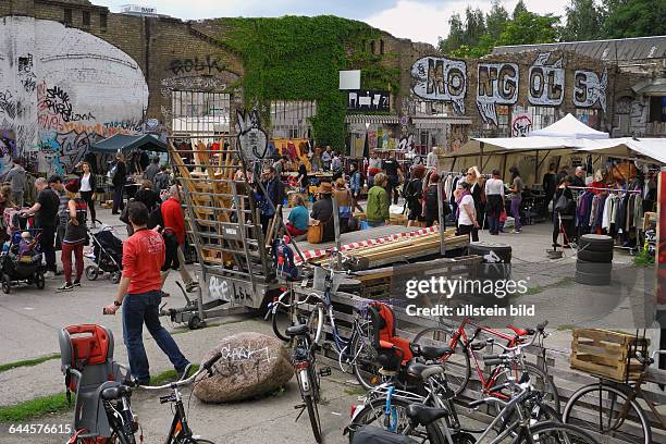 Die Szene im Kiez an der Warschauer Strasse / Revaler Strasse lockt viele Touristen an, wie hier die Neue Heimat.Clubs, Bars, Sport- und...