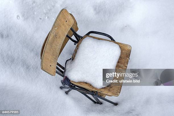 Gestapelte Stühle im Schnee |Stacked chairs in the snow|