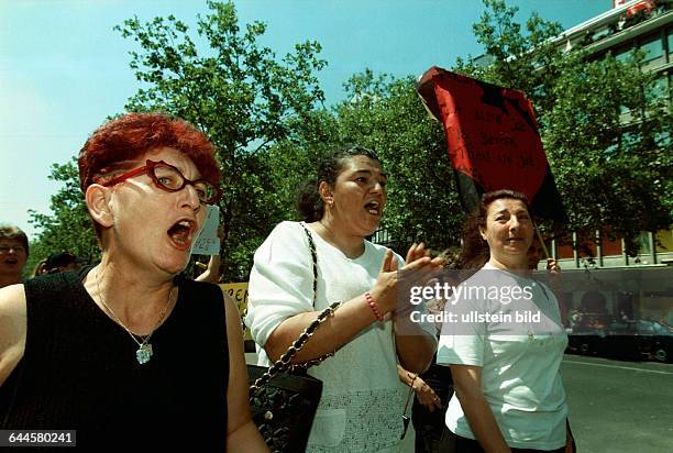 "Karawan of Love = Money", Huren Demonstration im Rahmen des Kult - Hur - Festival 2000, 25. Jubilaeum des internationalen Hurentages auf dem...