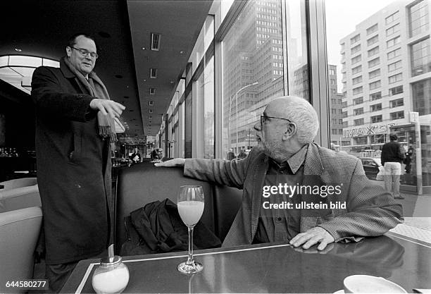 Hans-Helmut Prinzler, Chef Deutsche Cinemathek, trifft im Bistro Billy Wilder im Filmhaus Potsdamer Platz Peter Riva, Enkel von Marlene Dietrich