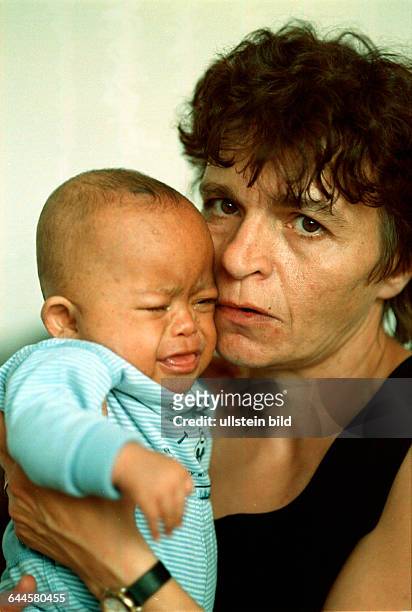 Angelika Adriano, mit ihrem 5 Monate alten Sohn Gabriel, ihr Mann Alberto aus Mosambik, der schon 18 Jahre in Deutschland lebt, wurde von rechten...