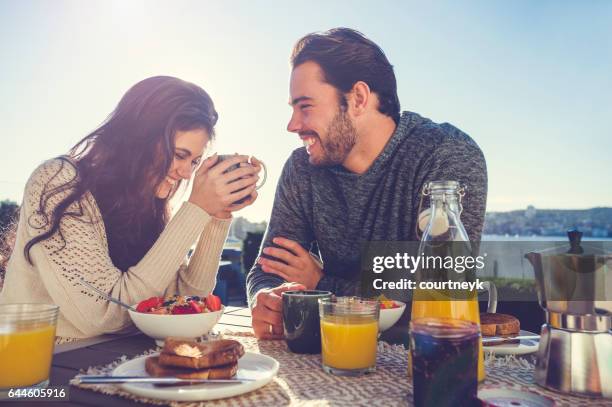 par äta frukost utomhus. - couple breakfast bildbanksfoton och bilder