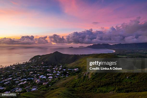 dramatic sunrise over ocean from mountaintop - americana rosa imagens e fotografias de stock