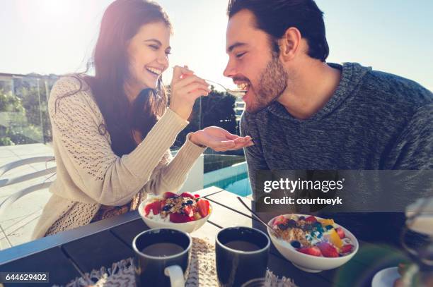 paar eten ontbijt buitenshuis. - spoon feeding stockfoto's en -beelden