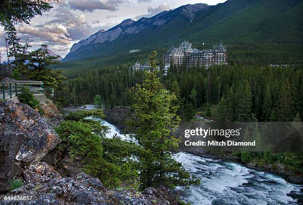 fairmont banff springs hotel - banff springs hotel stockfoto's en -beelden