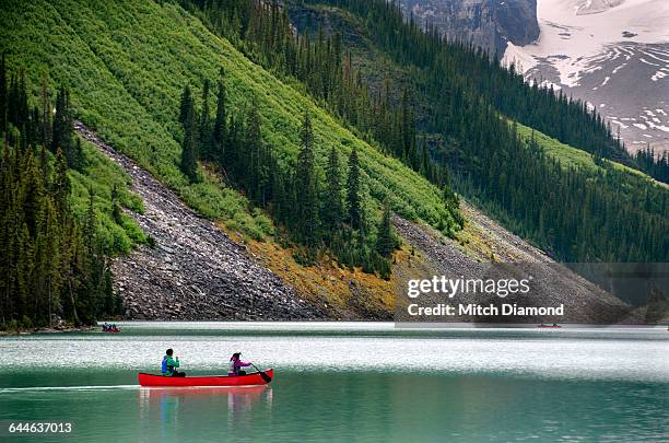 lake louise canoers - lake louise canoe stock pictures, royalty-free photos & images