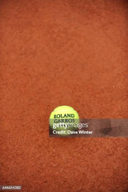 Illustration Balle Terre Battue - - Qualifications Roland Garros 2009. Photo: Dave Winter/Icon Sport.