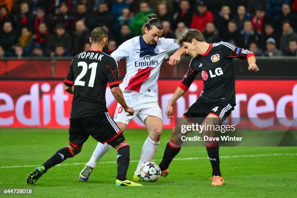 Omer TOPRAK / Zlatan IBRAHIMOVIC / Philipp WOLLSCHEID - - Bayer Leverkusen / Paris Saint Germain - 1/8emeFinale Aller Ligue des Champions -, Photo :...