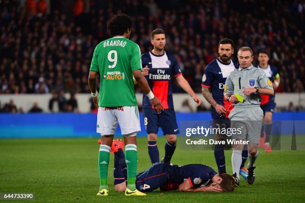 Faute de BRANDAO sur Yohan CABAYE - - PSG / Saint Etienne - 29eme journee de Ligue 1, Photo : Dave Winter / Icon Sport