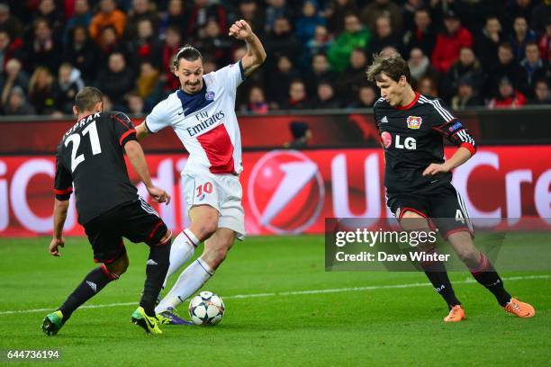 Omer TOPRAK / Zlatan IBRAHIMOVIC / Philipp WOLLSCHEID - - Bayer Leverkusen / Paris Saint Germain - 1/8emeFinale Aller Ligue des Champions -, Photo :...