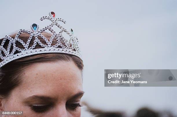 young woman wearing tiara - beauty queen - fotografias e filmes do acervo
