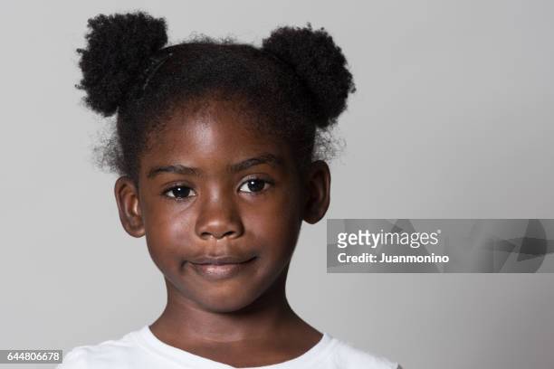 meisje die zich voordeed op grijze achtergrond - black child stockfoto's en -beelden