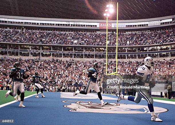 Tightend Jackie Harris of the Dallas Cowboys scores a touchdown on a 13 yard pass from Troy Aikman against the Jacksonville Jaguars in the first...