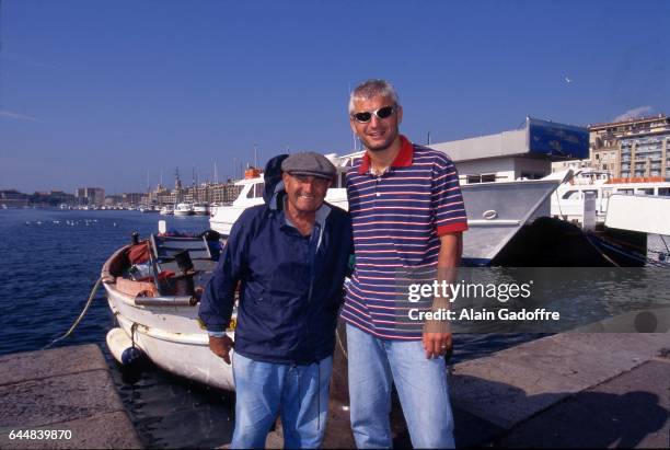 Fabrizio Ravanelli avec un pecheur - - Magazine - Marseille, Photo : Alain Gadoffre / Icon Sport