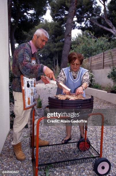 Fabrizio Ravanelli fait un barbecue avec sa mere - - Magazine - Marseille, Photo : Alain Gadoffre / Icon Sport