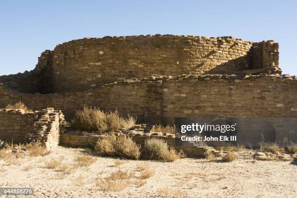 chetro ketl, ancestral puebloan great house ruins - pueblo de indígenas de américa del norte fotografías e imágenes de stock