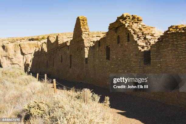 chetro ketl, ancestral puebloan great house ruins - pueblo de indígenas de américa del norte fotografías e imágenes de stock