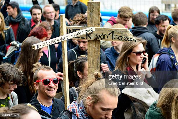 Mitglieder der Künstlergruppe Zentrum für Politische Schönheit und Teilnehmer der Demonstration -Die Toten kommen - Der Marsch der Unentschlossenen-...