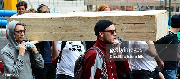 Mitglieder der Künstlergruppe Zentrum für Politische Schönheit und Teilnehmer der Demonstration -Die Toten kommen - Der Marsch der Unentschlossenen-...