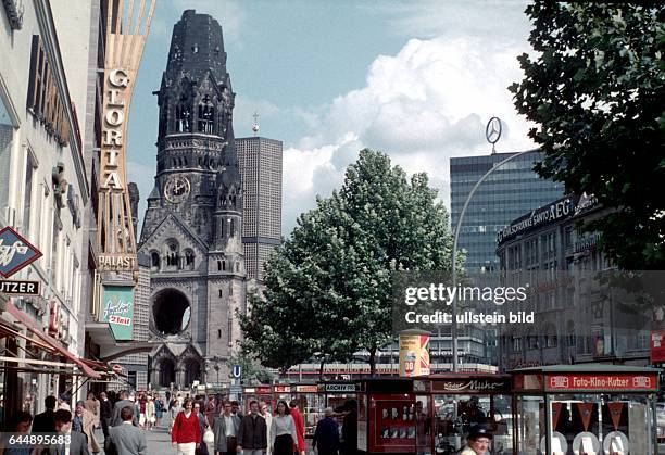 Berlin, Tauentzien und Breitscheidplatz mit Gedächtniskirche, im Hintergrund re. Das Europa-Center - 1965