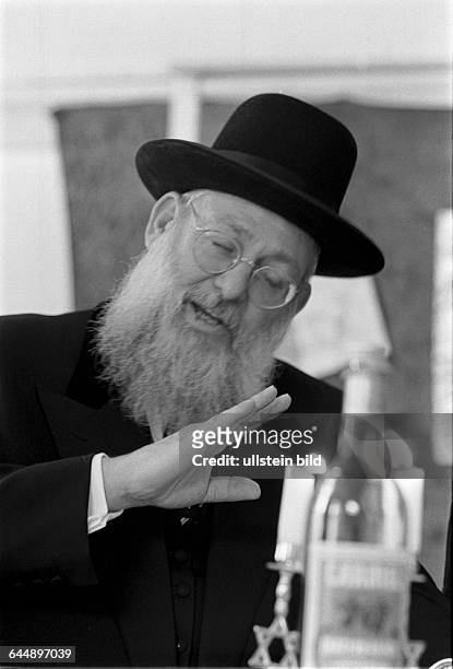 Rabbi Ehrenberg, Seder wird gefeiert in der juedischen Oberschule Berlin-Mitte in der Grossen Hamburger Strasse, Seder, ein langwieriges Festmahl zu...