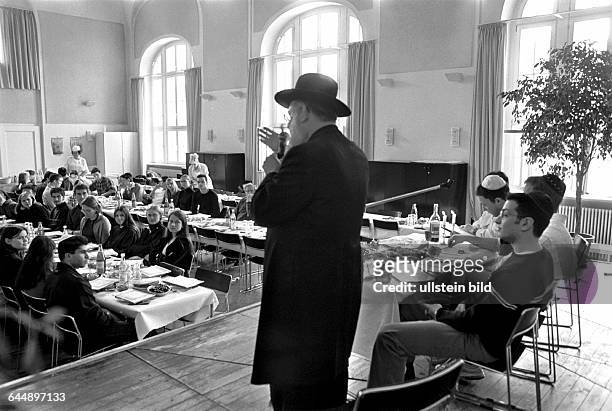 Seder wird gefeiert in der juedischen Oberschule Berlin-Mitte in der Grossen Hamburger Strasse, Seder, ein langwieriges Festmahl zu Beginn des...