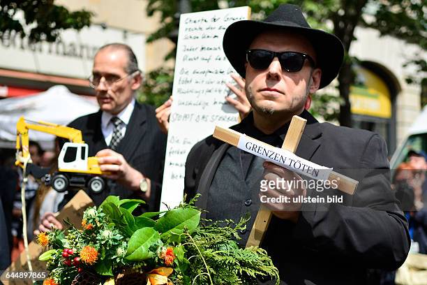 Bruno Kramm und Mitglieder der Künstlergruppe Zentrum für Politische Schönheit während der Demonstration -Die Toten kommen - Der Marsch der...