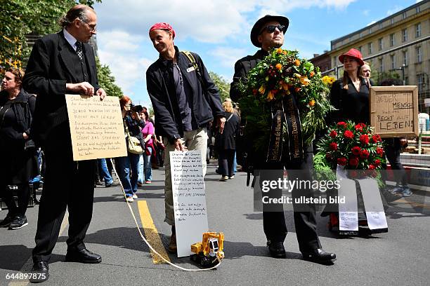 Mitglieder der Künstlergruppe Zentrum für Politische Schönheit und Teilnehmer der Demonstration -Die Toten kommen - Der Marsch der Unentschlossenen-...