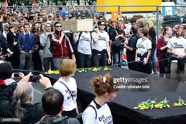 Mitglieder der Künstlergruppe Zentrum für Politische Schönheit und Teilnehmer der Demonstration -Die Toten kommen - Der Marsch der Unentschlossenen-...