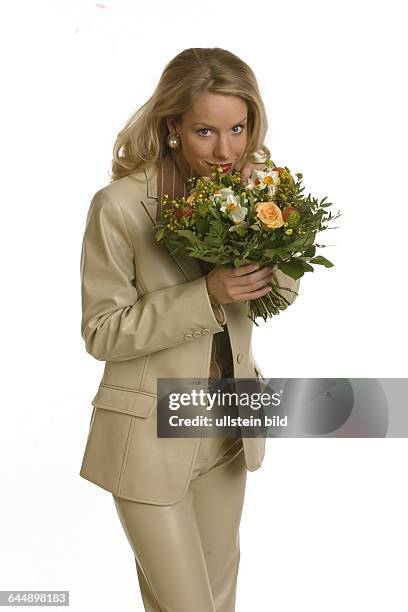 Junge Frau mit Blumenstrauss, young woman with a bunch of flowers