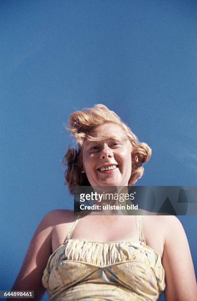 Berlin, ca. 1956, Junge, blonde Frau im Badeanzug
