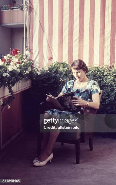 Berlin, ca. 1956, Frau auf dem Balkon
