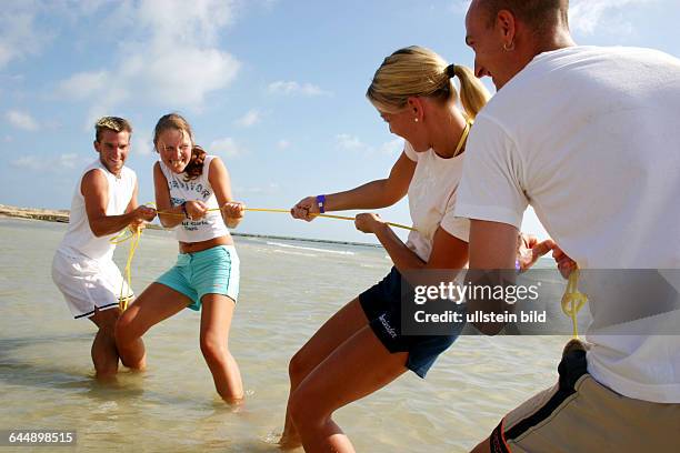 Tauziehen am Meer, tug-of-war by the sea