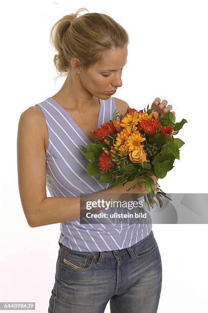 Junge Frau mit Blumenstrauss, young woman with a bunch of flowers