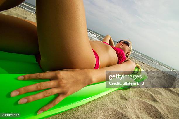 Junge Frau mit Luftmatratze am Strand, a young woman with an airmattress on the beach