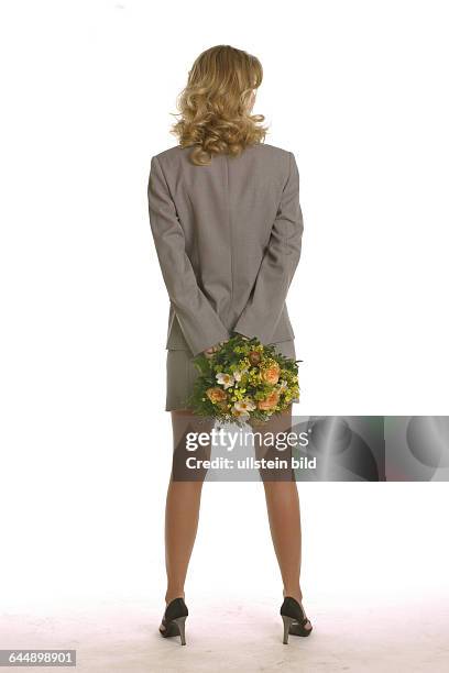 Geschaeftsfrau mit Blumenstrauss, von hinten, a businesswoman holding a bunch of flowers, back view