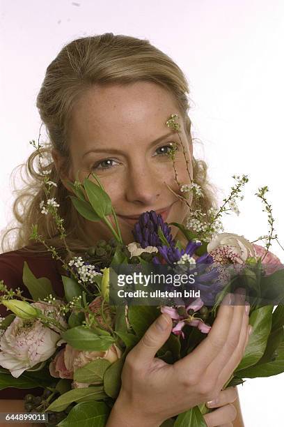 Junge Frau mit Blumenstrauss, young woman with a bunch of flowers, portrait