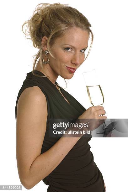 Junge Frau in Party-Kleidung mit Sektglas, young woman clad in a party dress with a champagne glass