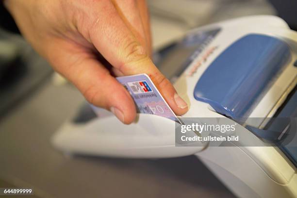 Credit Card Scan Sign Credit Card Scan Photos and Premium High Res Pictures - Getty Images