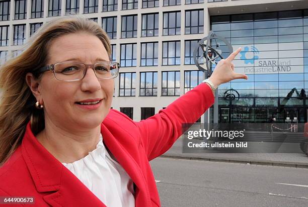 Saarlands Wirtschaftsministerin Anke Rehlinger wirbt an der Fassade des Saarbrücker Wirtschaftsministeriums mit einem Schriftzug "Saarland...